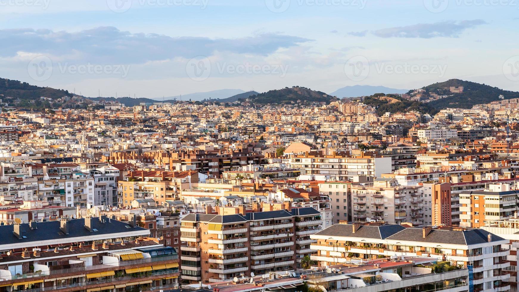 urban hus i barcelona stad på solnedgång foto