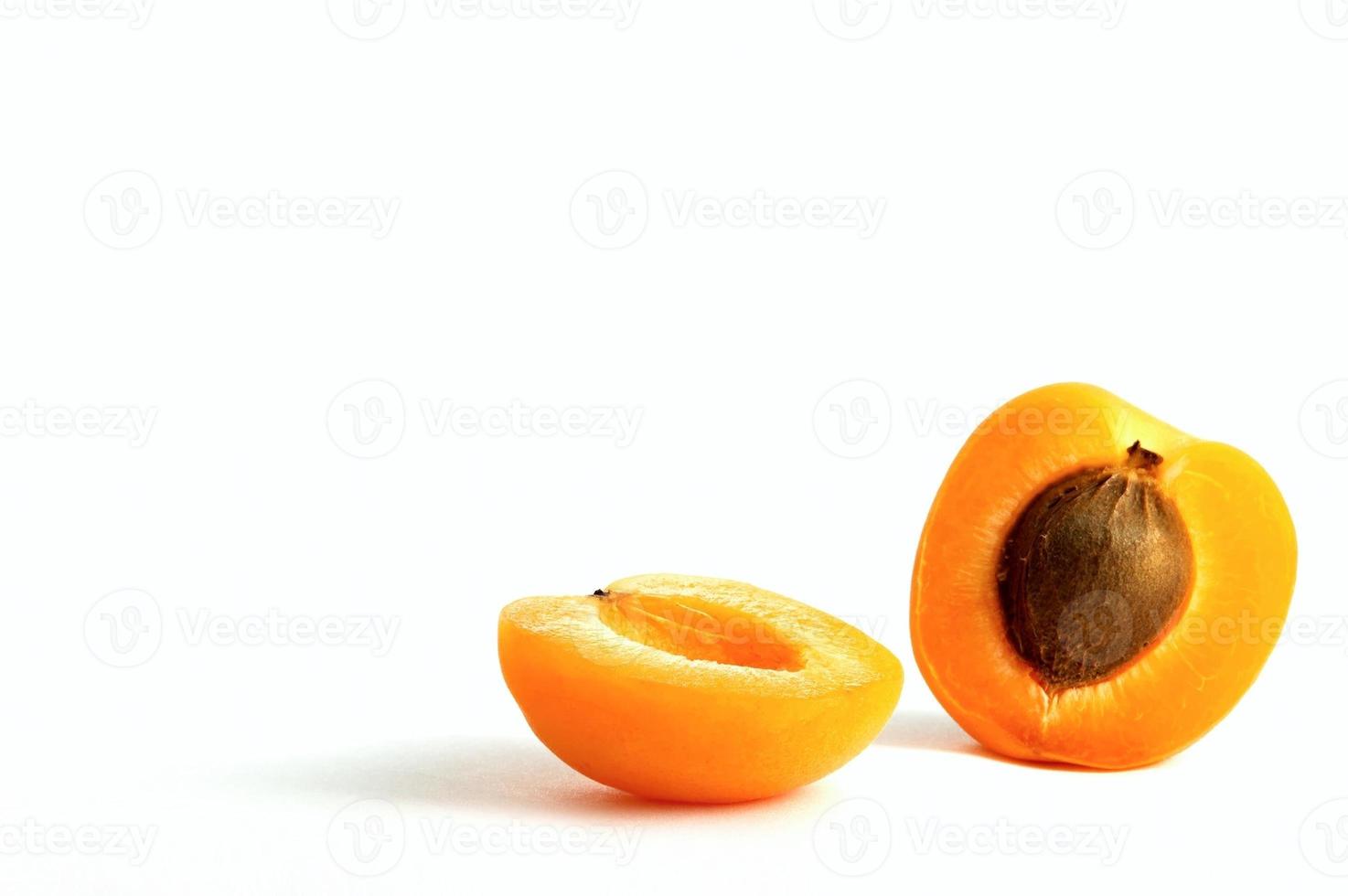 två skivor av aprikos foto