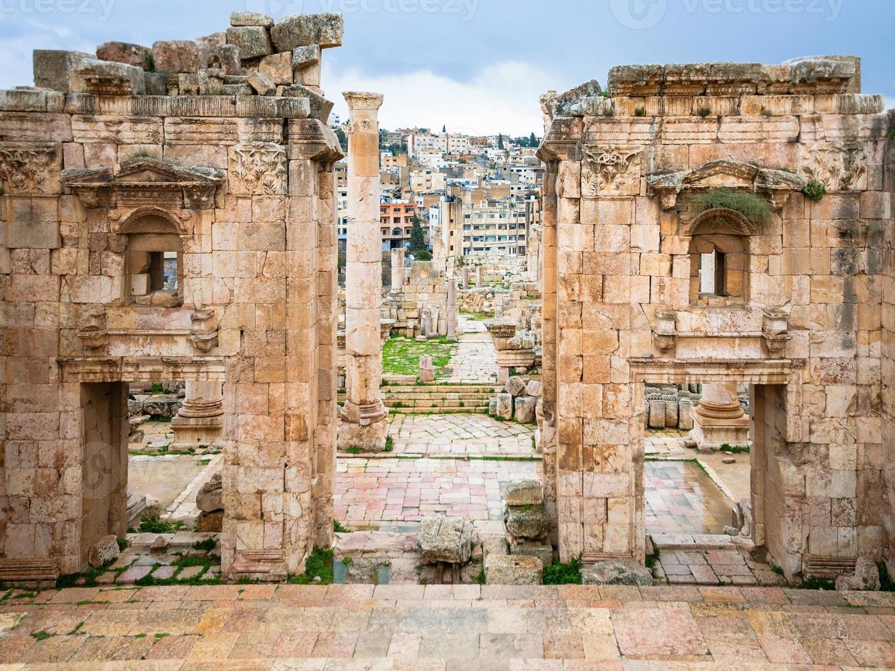 jerash stad genom inkörsport av artemis tempel foto