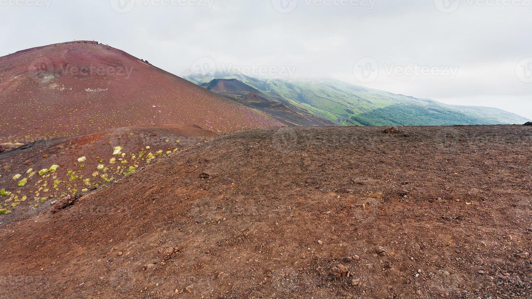 moln över vulkanisk kullar på etna montera foto