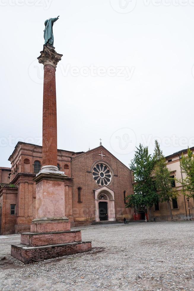 monument och basilika av san domenico i bologna foto