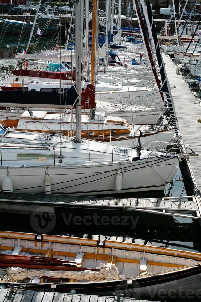 Yacht förtöjning i cancale foto