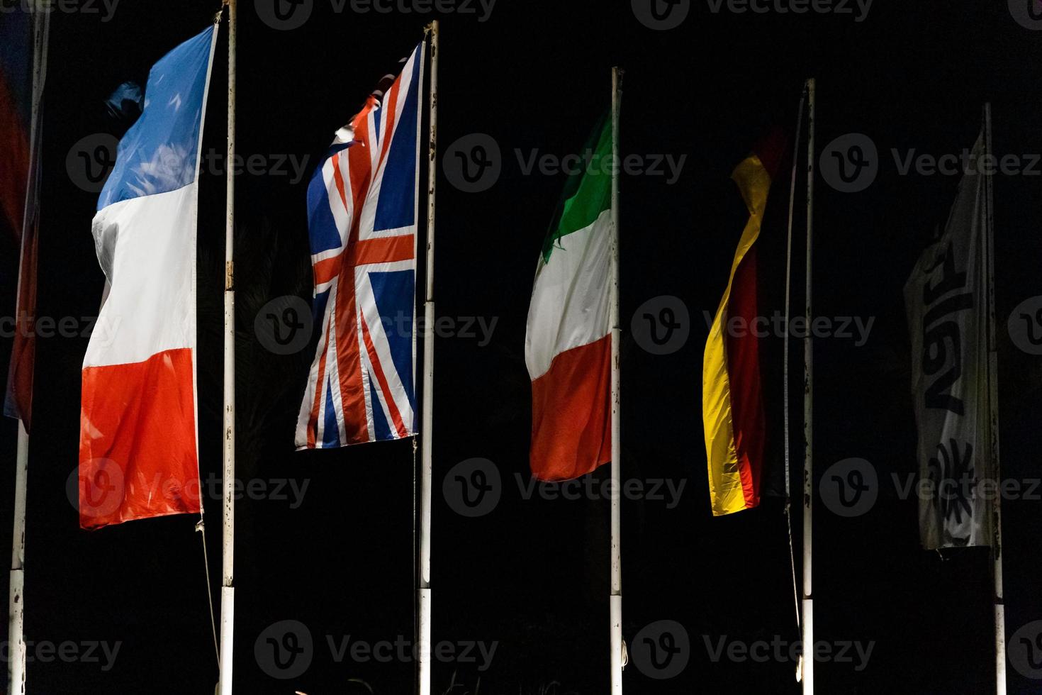 vinka flagga av Tyskland, England, Frankrike, Italien i de natt himmel. stat symbol på vågig bomull tyg. foto