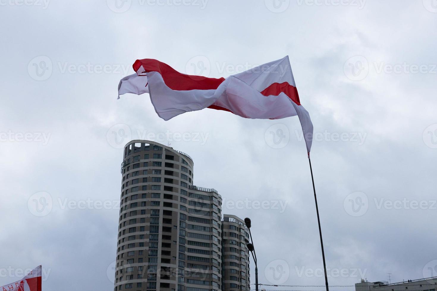 fredlig protest i minsk. flagga av belarus. vit röd vit foto