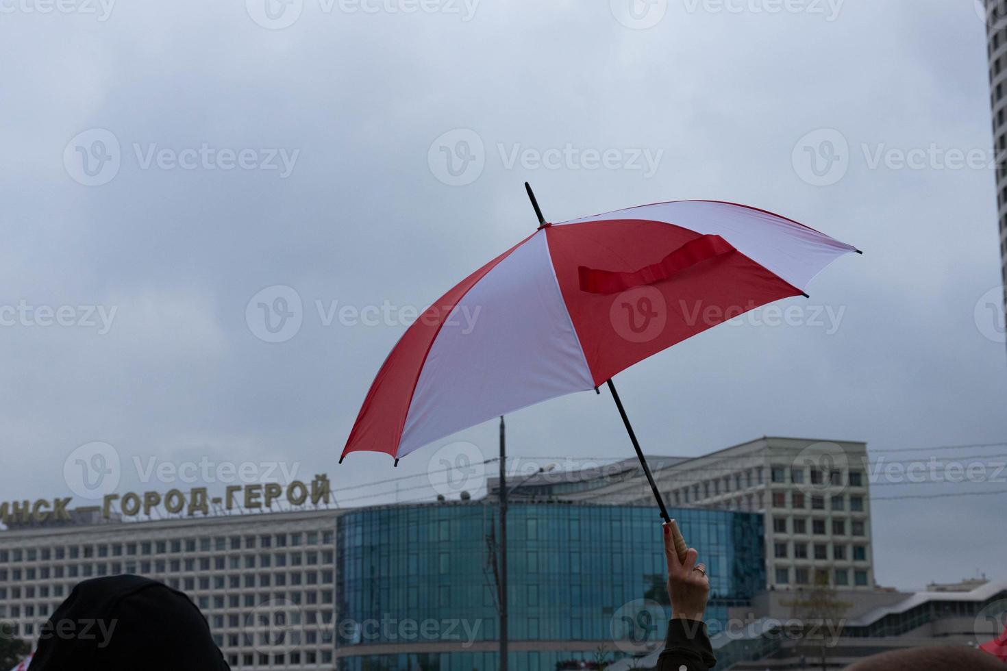 fredlig protest i minsk. flagga av belarus. vit röd vit paraply foto