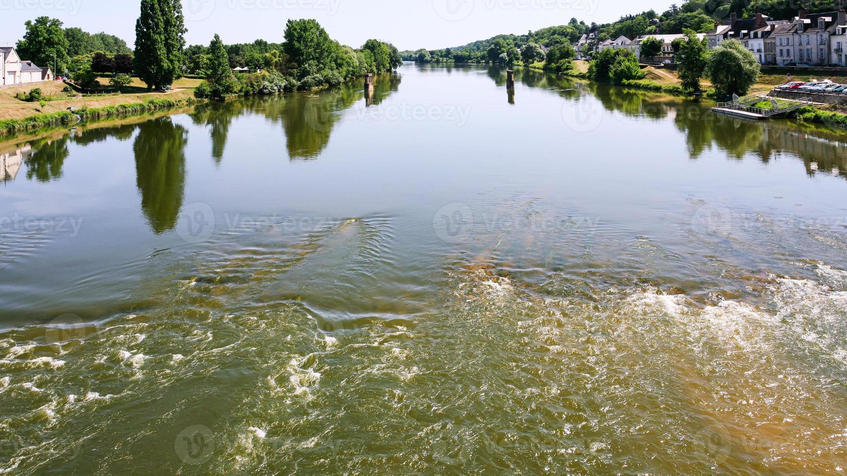 yta av loire flod i amboise stad foto