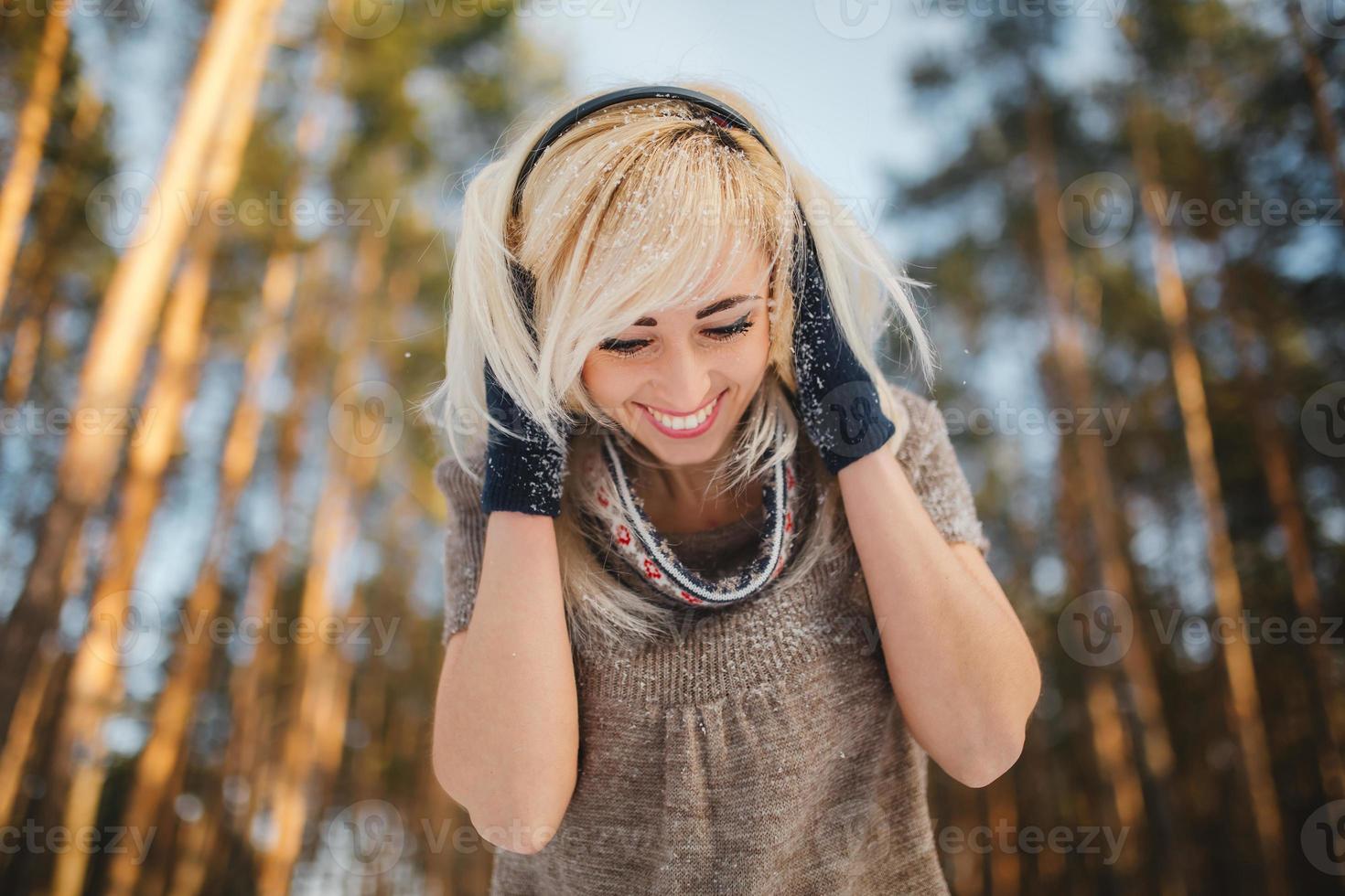 porträtt av en skön flicka i en snöig skog.kvinna i vinter- parkera foto