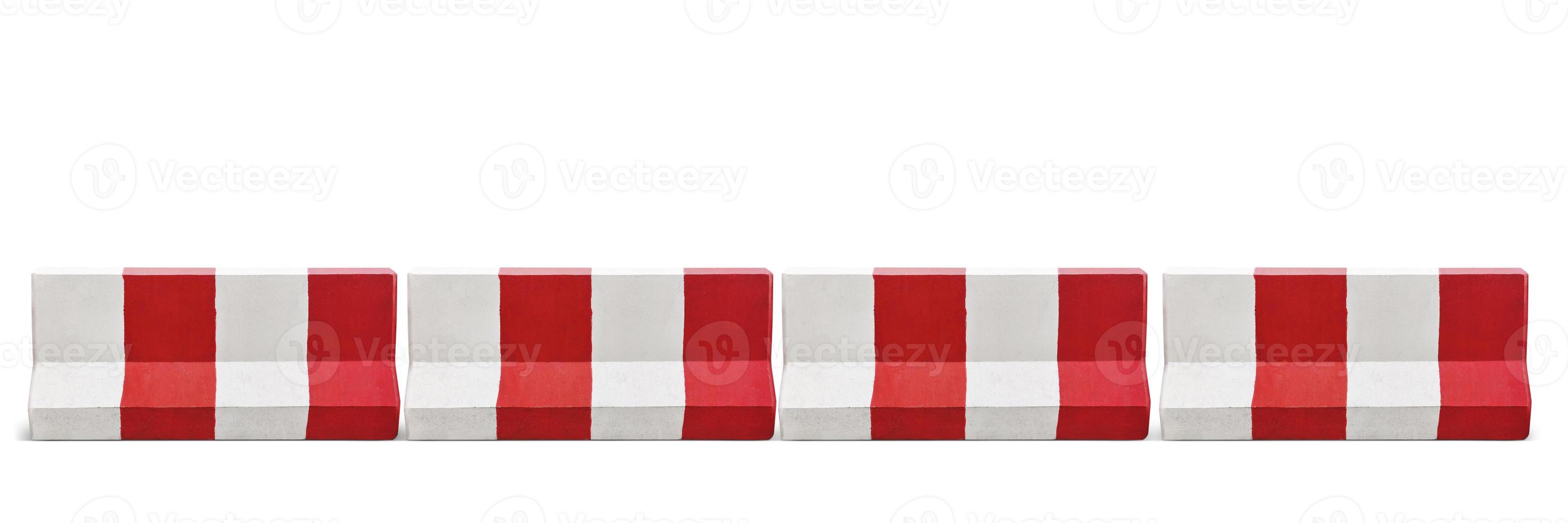 röd och vit betong hinder blockering de väg. isolerat på vit bakgrund foto