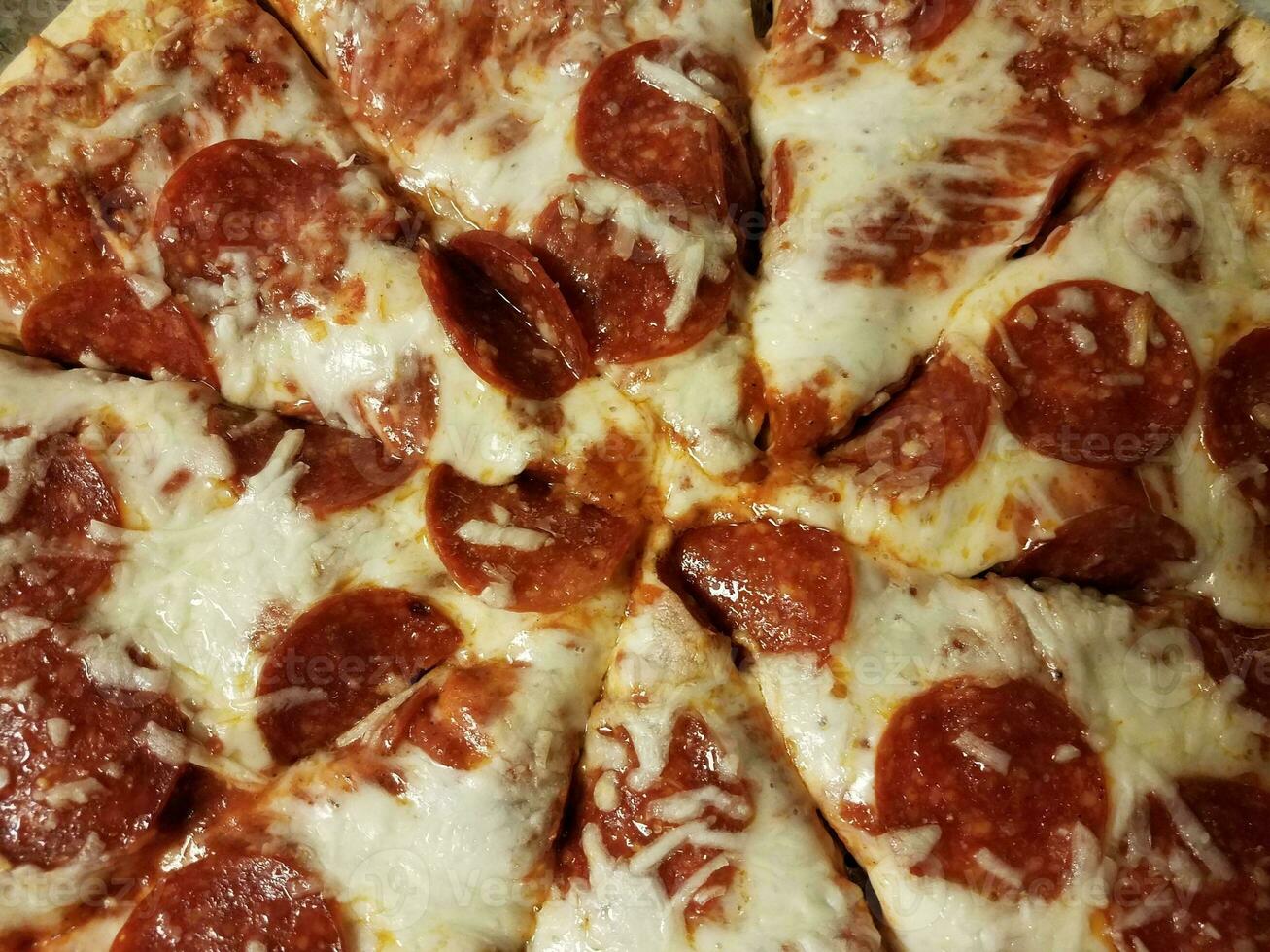 varm pepperoni och smält ost pizza skivor foto