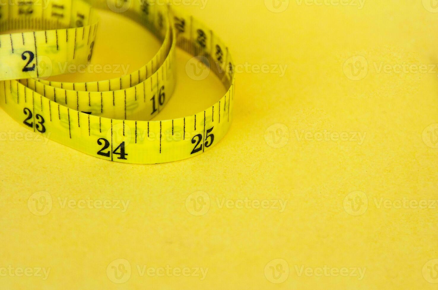 gul mätning tejp med anpassningsbar Plats för text eller idéer. kopia Plats och vikt förlust begrepp foto