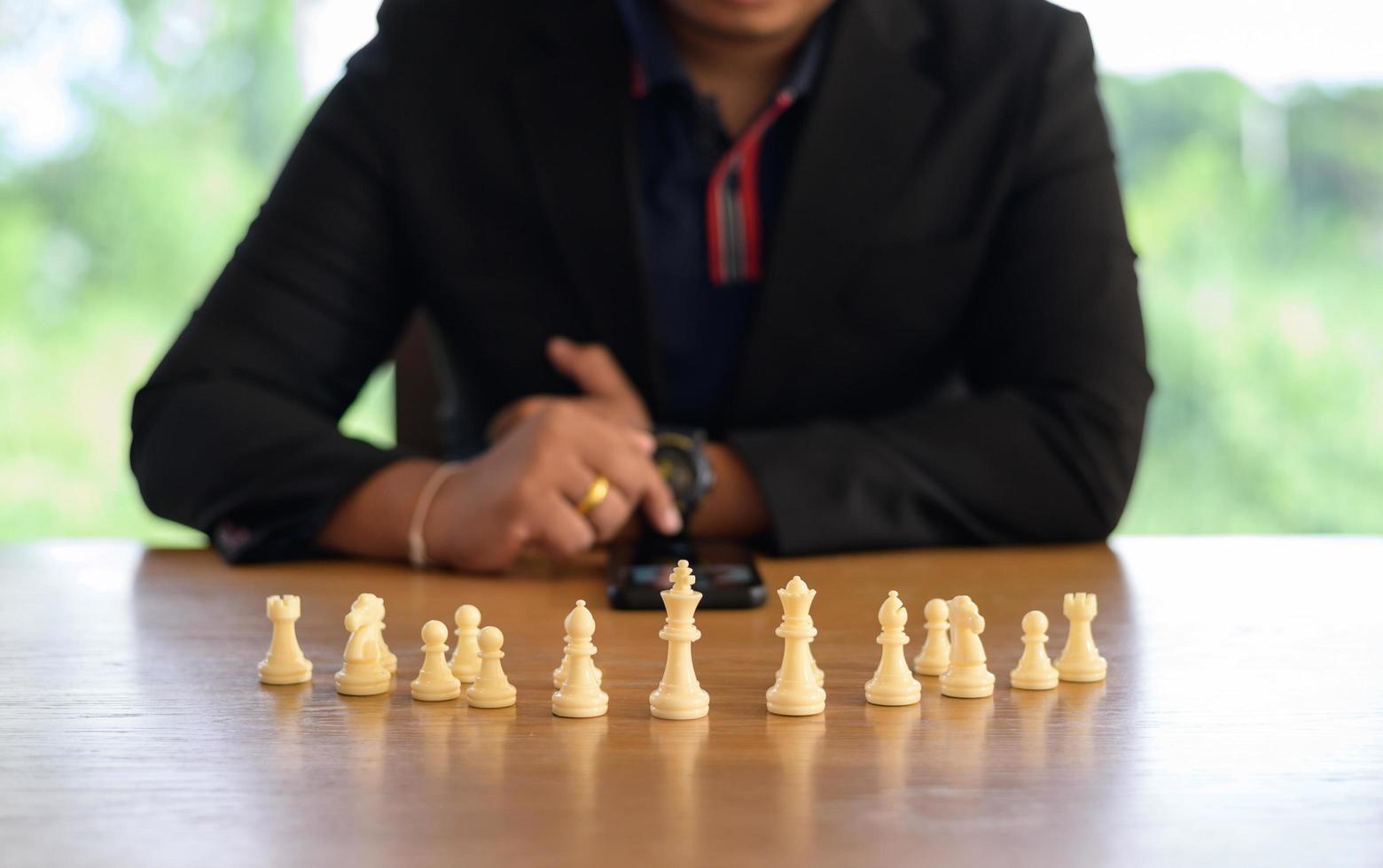 innovation hyvling och hyvling aning schack konkurrens, företag strategi med finansiell förbindelse linje bakgrund. utmaning och tänkande slåss begrepp foto