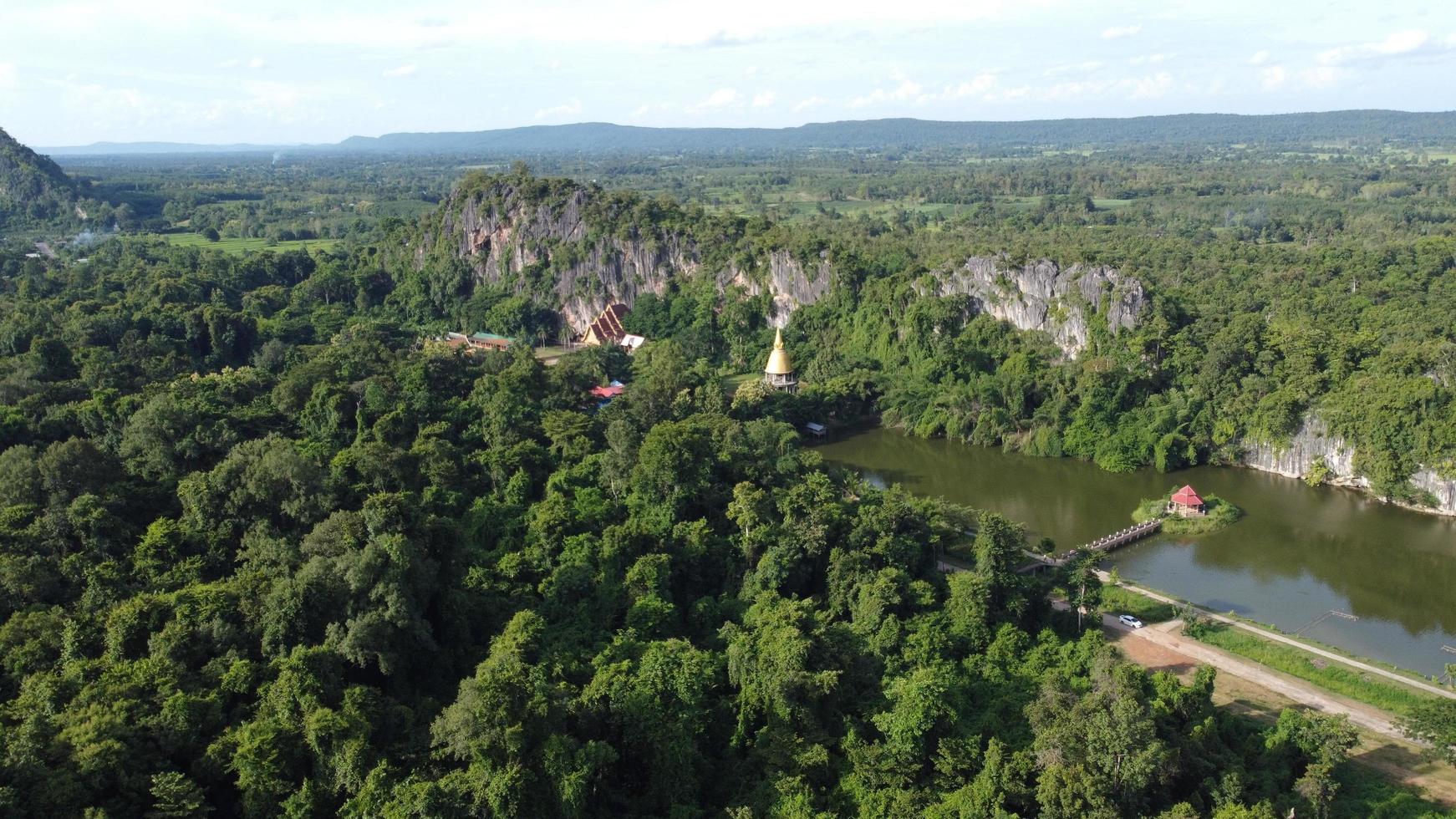 areal se av berg natur i thailand. skog stad. foto