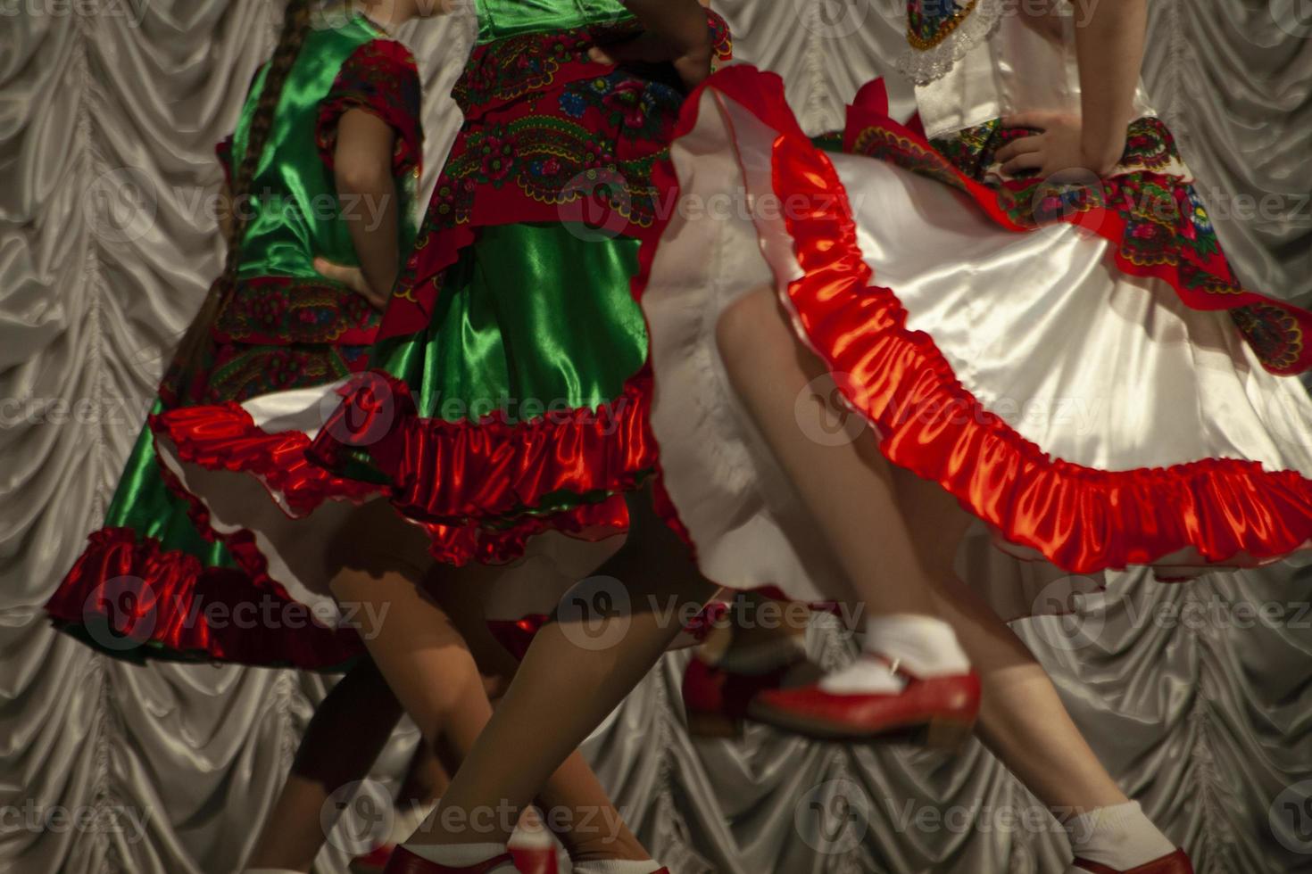 dansa lektioner på skede. detaljer av konstnärens kläder. dansa rör sig. foto