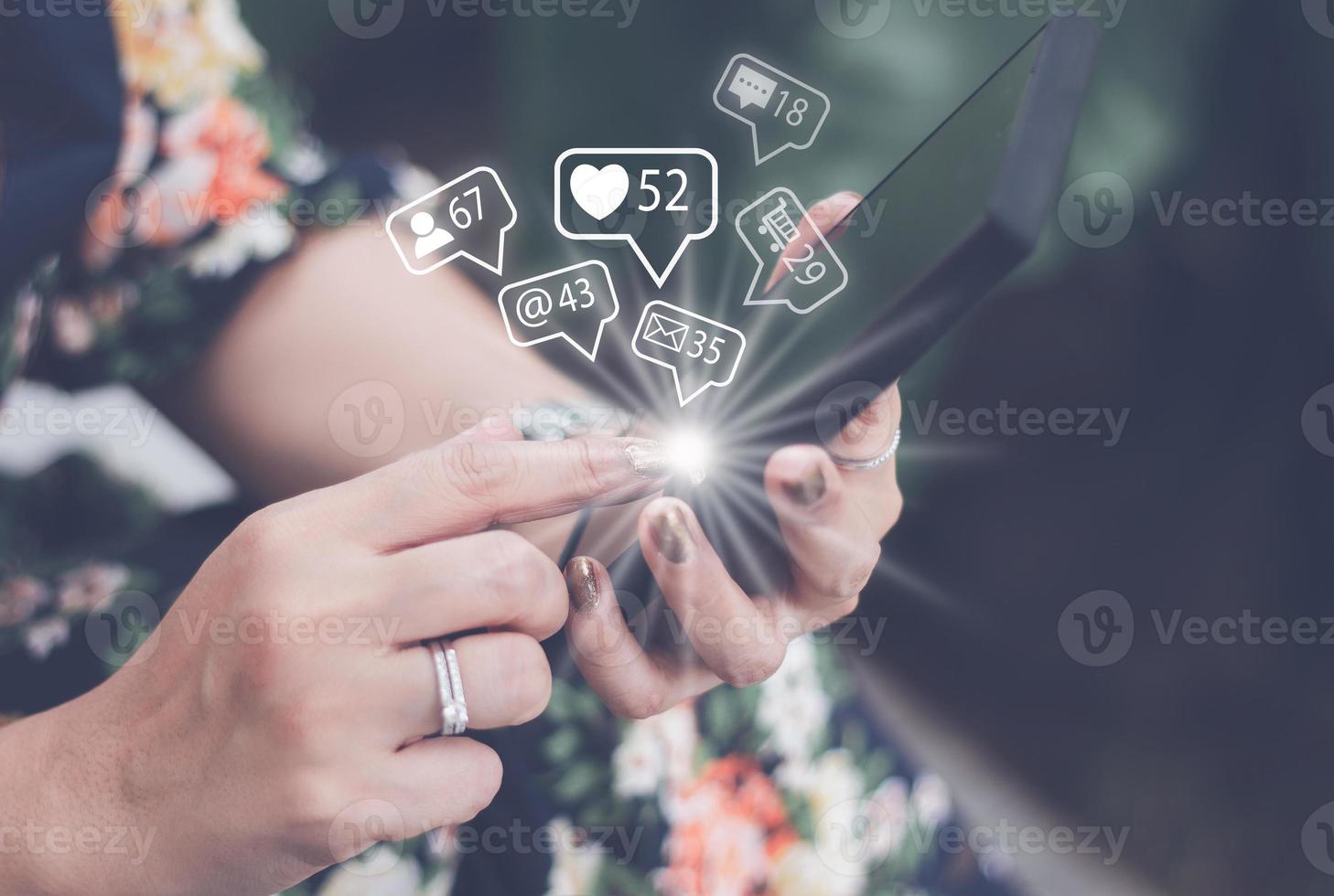 socialt medieteknologikoncept, man hand som använder smartphone-inloggning till onlinenätverket använder sociala medier för att göra affärer och marknadsföra betalning hemifrån via internet. foto