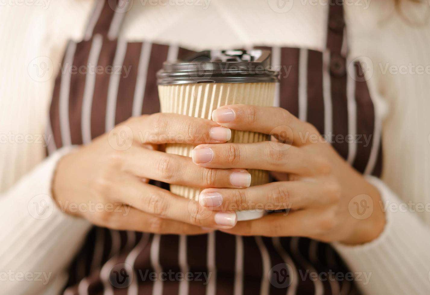 närbild hand som håller varm kaffekopp foto