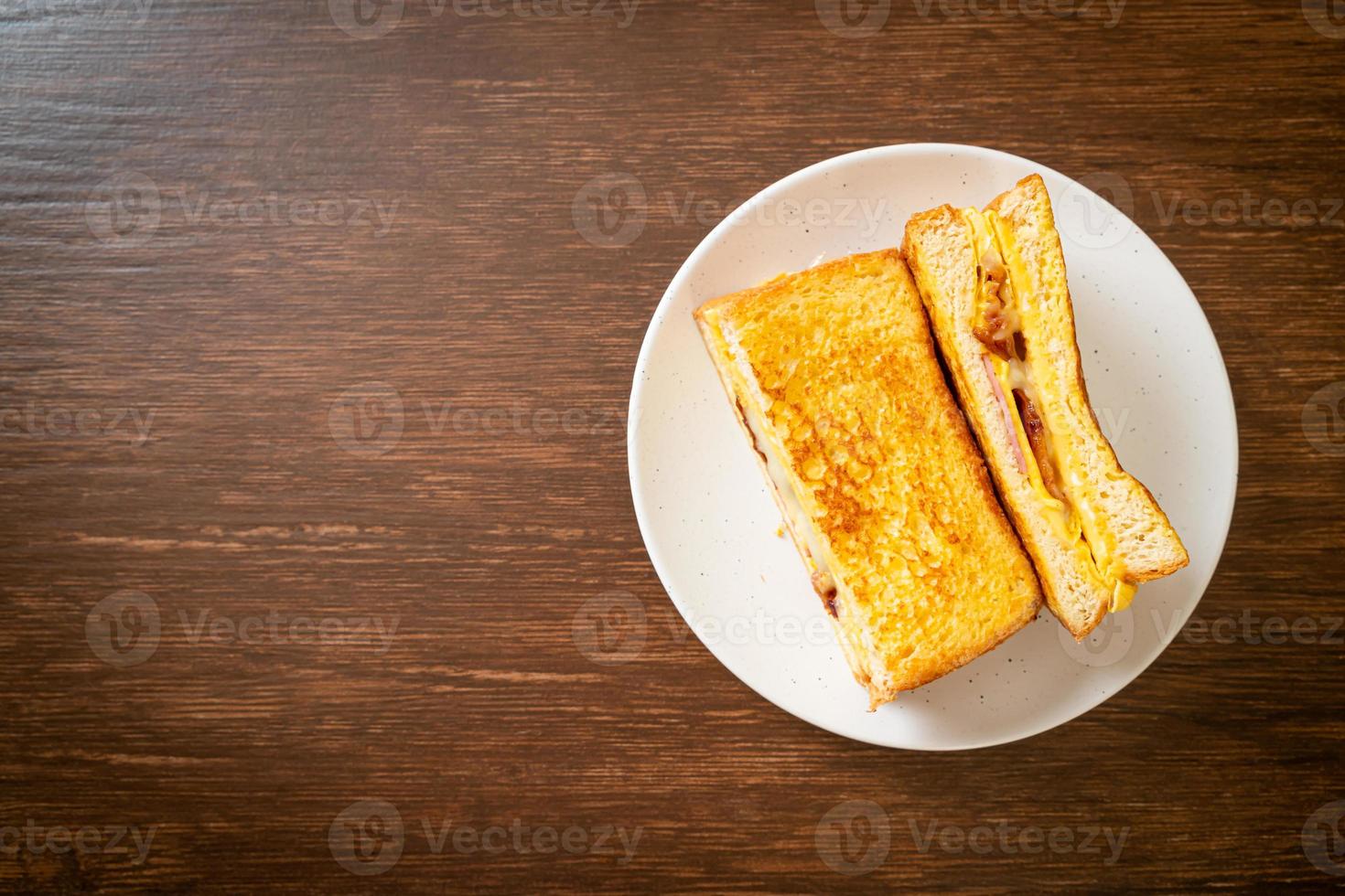 fransk toast skinka bacon ost smörgås foto