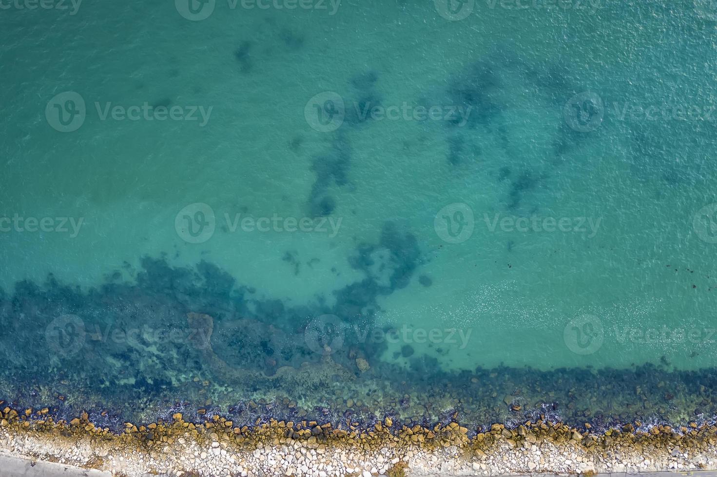 topp se antenn Foto från flygande Drönare av de skön transparent hav och kustlinje för din reklam text meddelande eller PR innehåll. hemsida bakgrund.