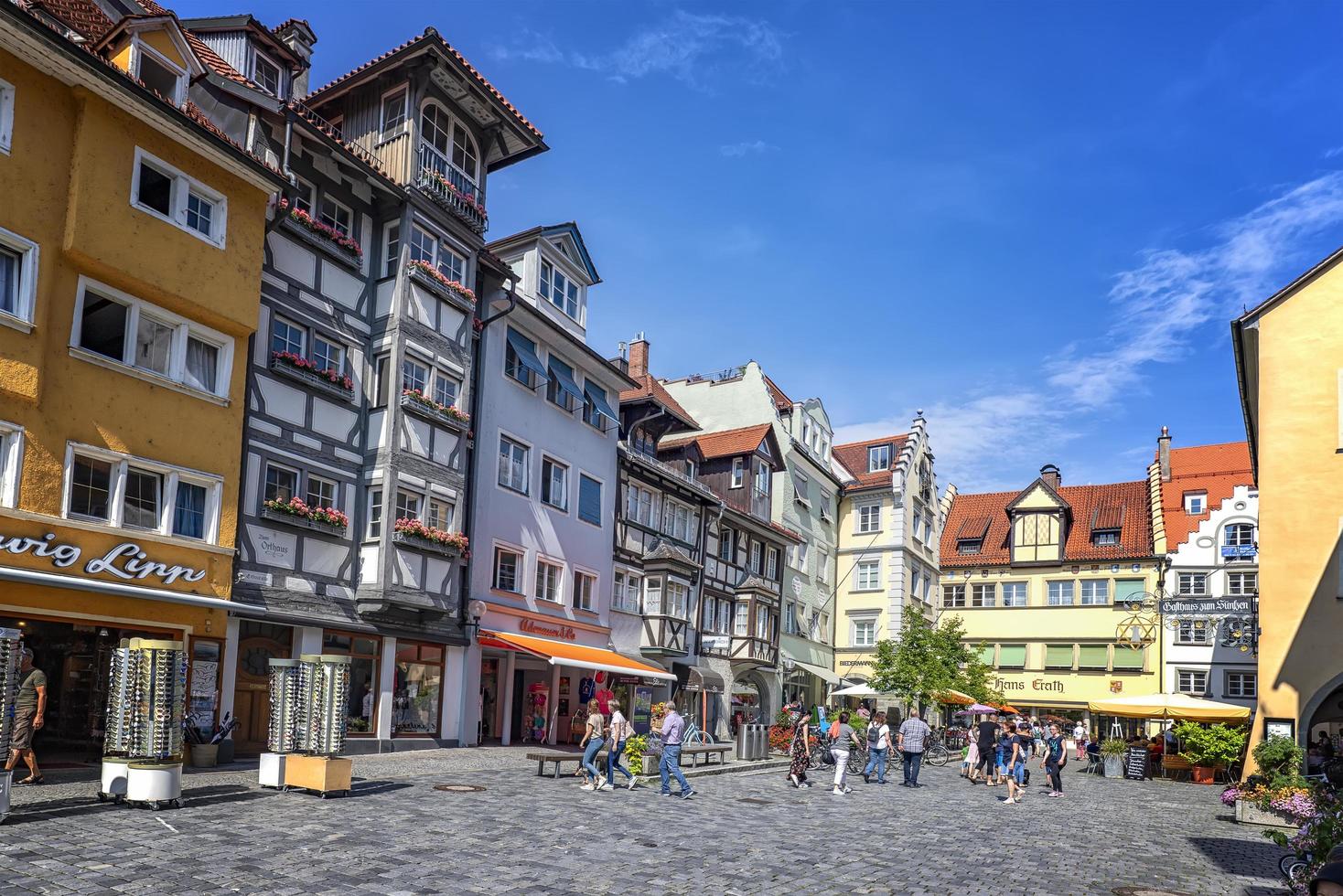 lindau, Tyskland - juli 21, 2019.torget av gammal stad med Fantastisk gammal hus och människor under en helgen dag. foto