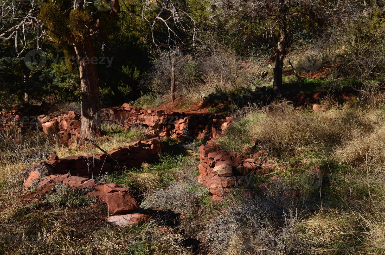 röd sten ruiner av ett adobe i sedona foto