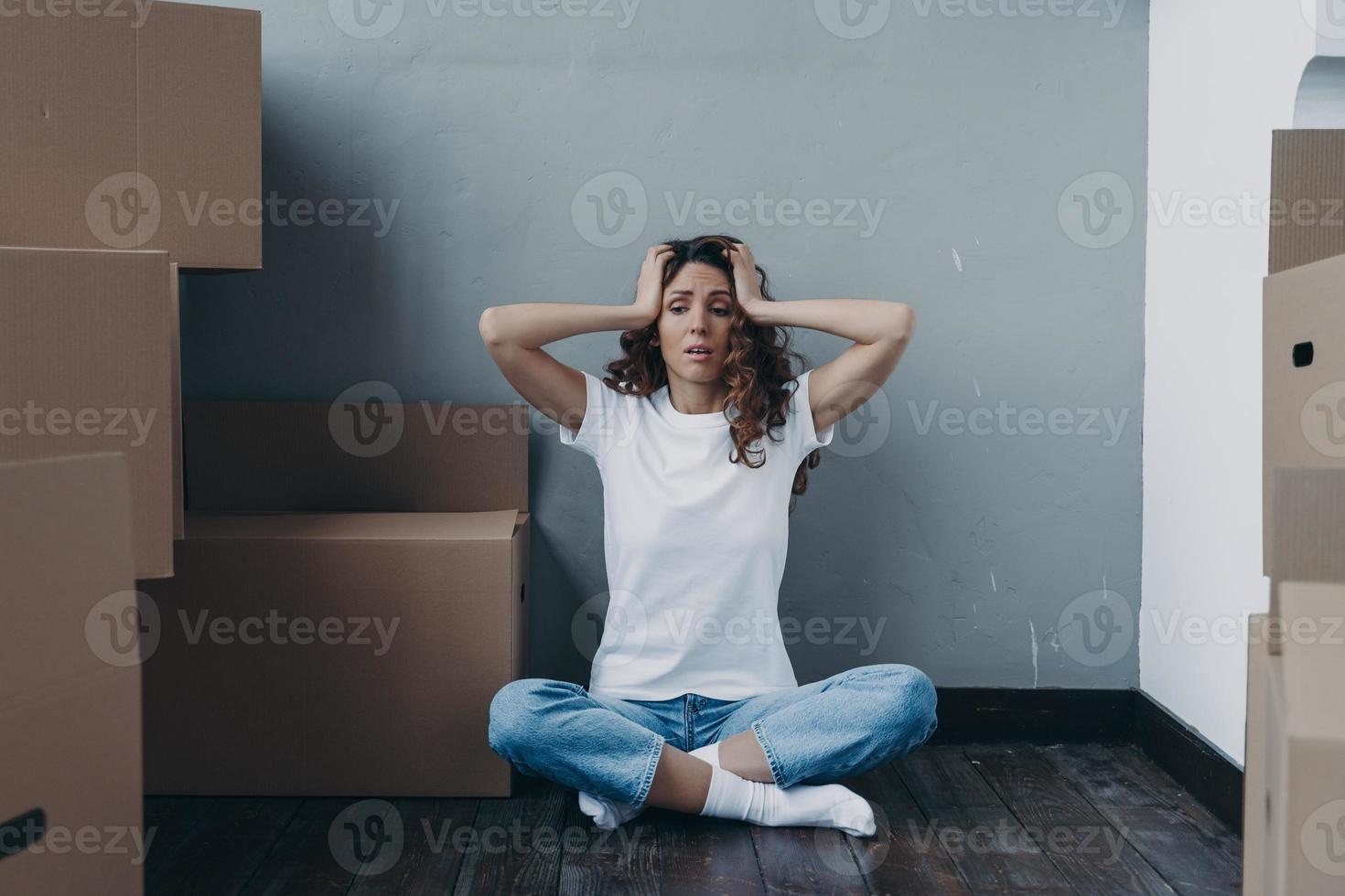 trött förbryllad ung kvinna är under påfrestning på grund av till hård omlokalisering dag. rör på sig företag reklam foto
