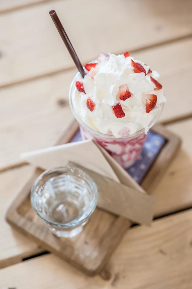 jordgubb smoothie på trä- bakgrund foto