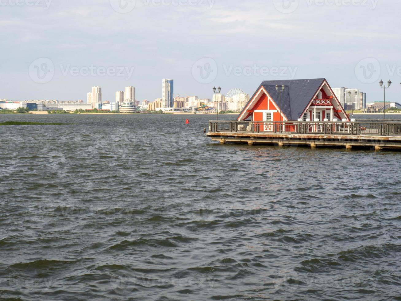 trä- hus på de flod. stad landskap. foto