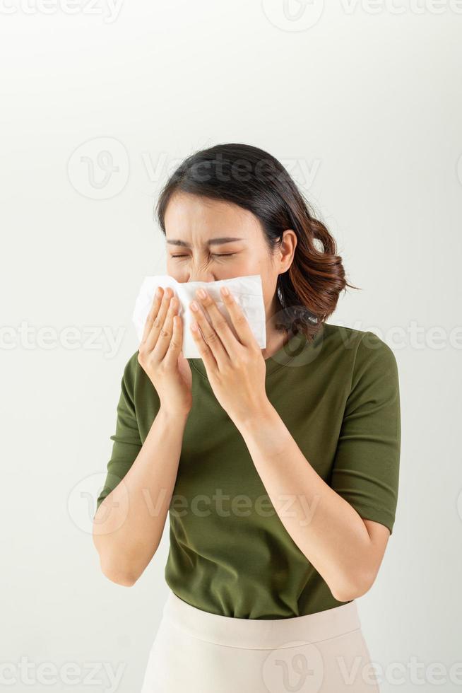 ung kvinna ha sjukdom och blåser näsa foto