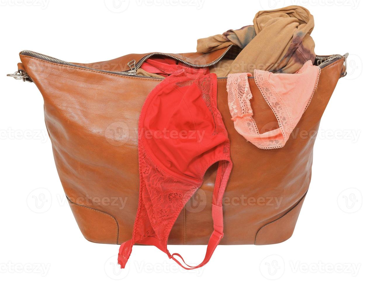 på glänt läder väska med behå och rosa spets trosor foto