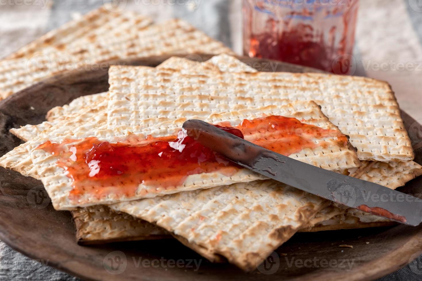 matzah med konserver - osyrade bröd för påsk foto