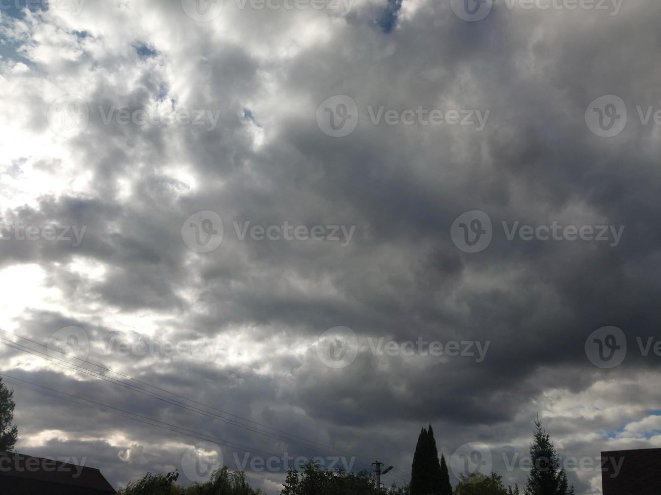 tät moln i de himmel innan de regn foto