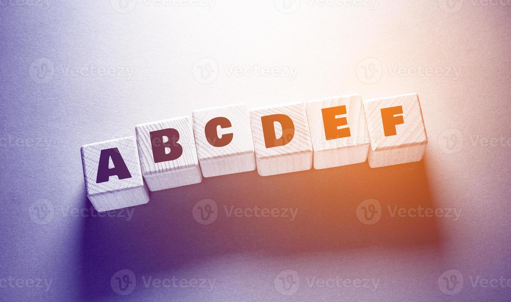 alfabetet engelska ord med träkuber foto