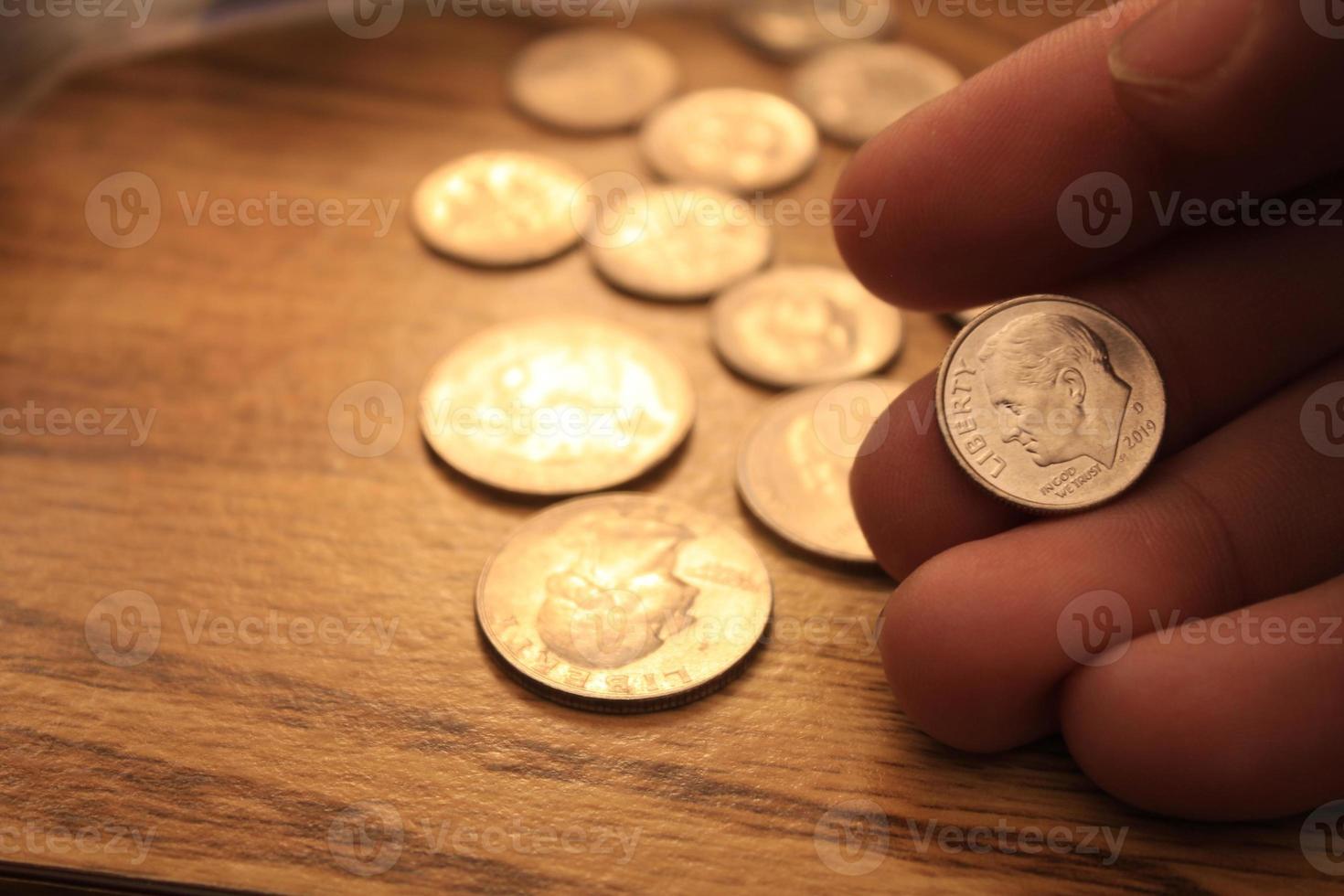 dime mynt är de valuta av amerika. i de händer av män. foto