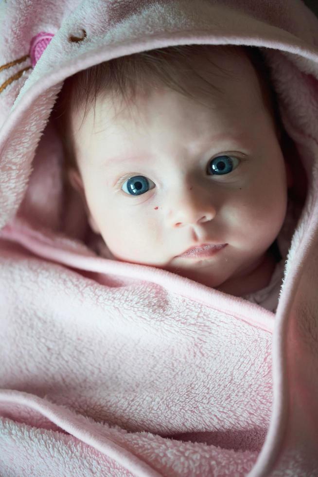 Lycklig nyfödd liten bebis smilling foto