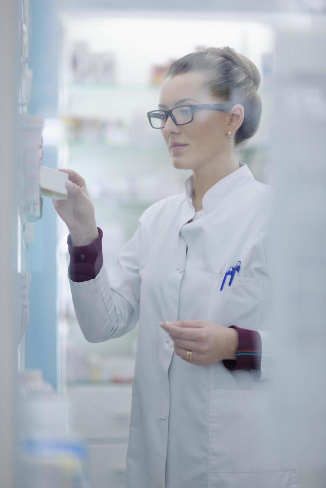 apotekare kemist kvinna stående i apotek apotek foto