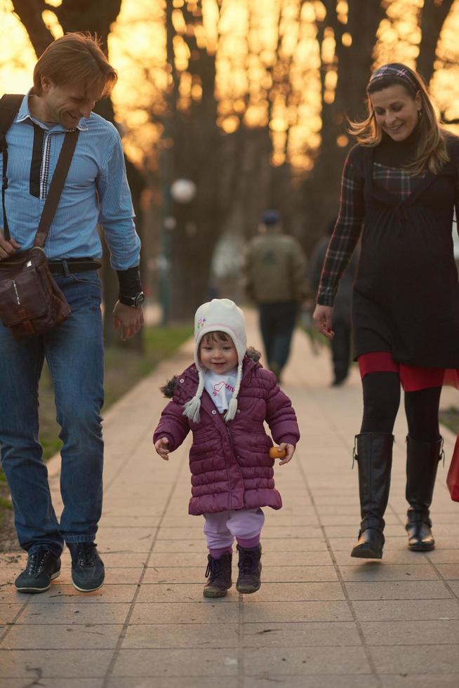 ung gravid par ha roligt och koppla av foto