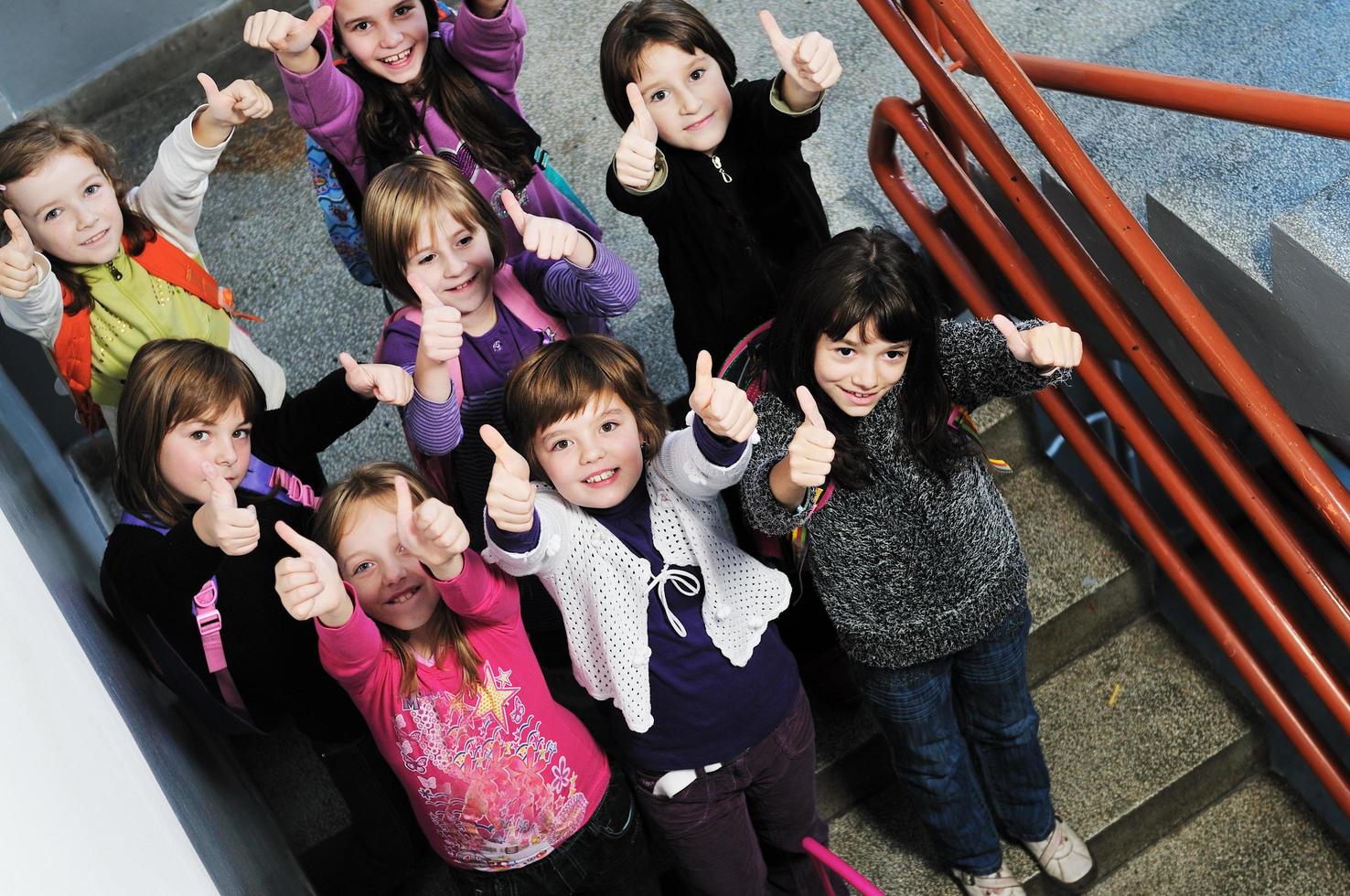 Lycklig barn grupp i skola foto