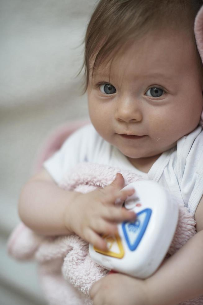 söt liten nyfödd bebis smilling foto