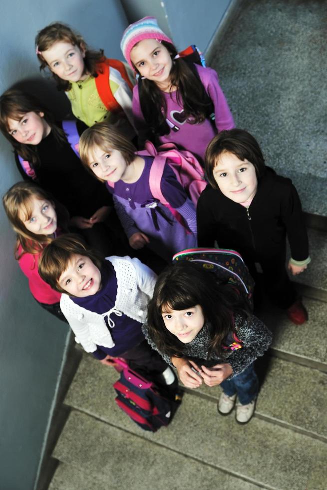Lycklig barn grupp i skola foto