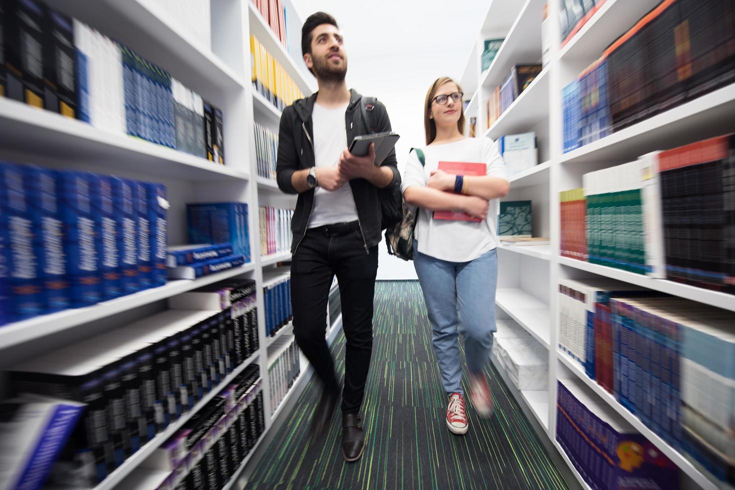 studenter grupp i skola bibliotek foto