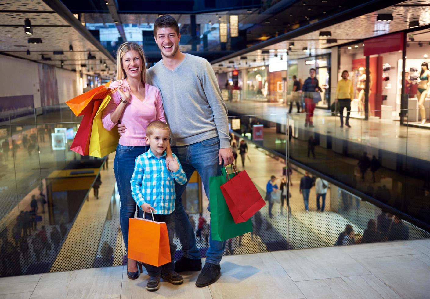 Sverige, 2022 - familj i handla köpcenter foto