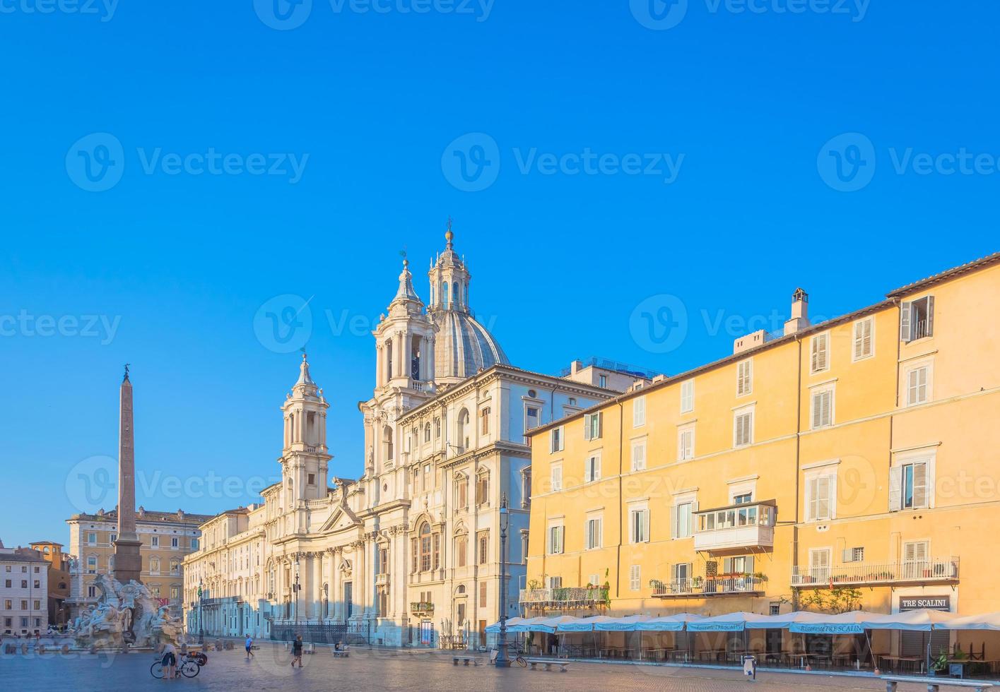 soluppgång ljus på piazza navona - navona fyrkant - byggnader i rom, Italien foto