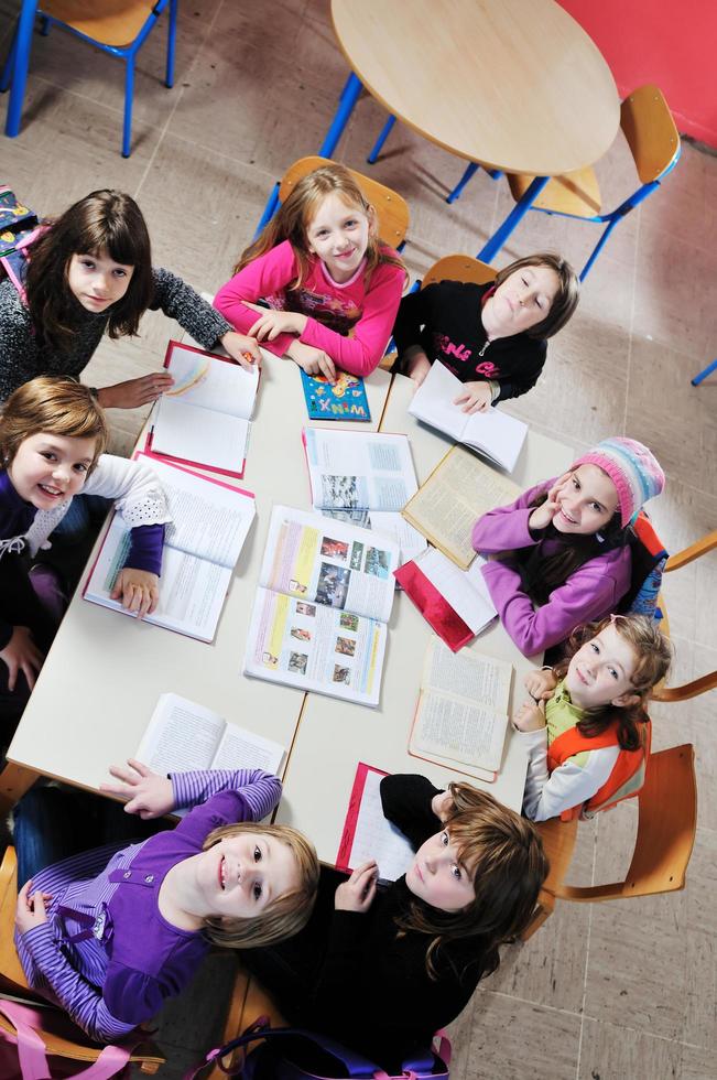 Lycklig barn grupp i skola foto