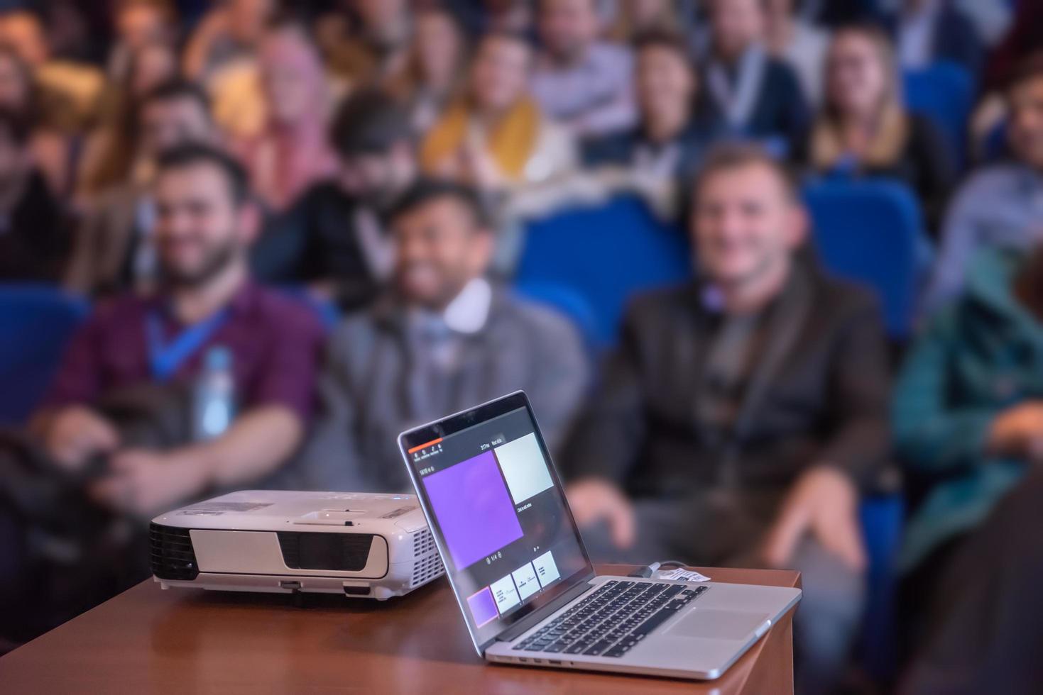 bärbar dator dator på podium foto