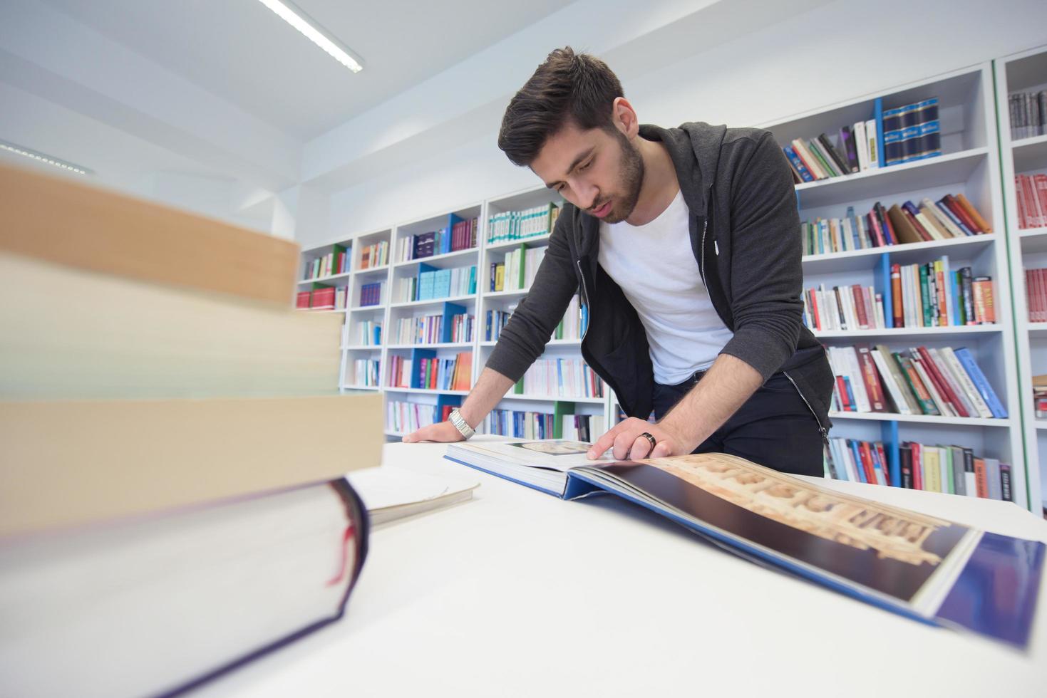 studerande studie i skola bibliotek foto