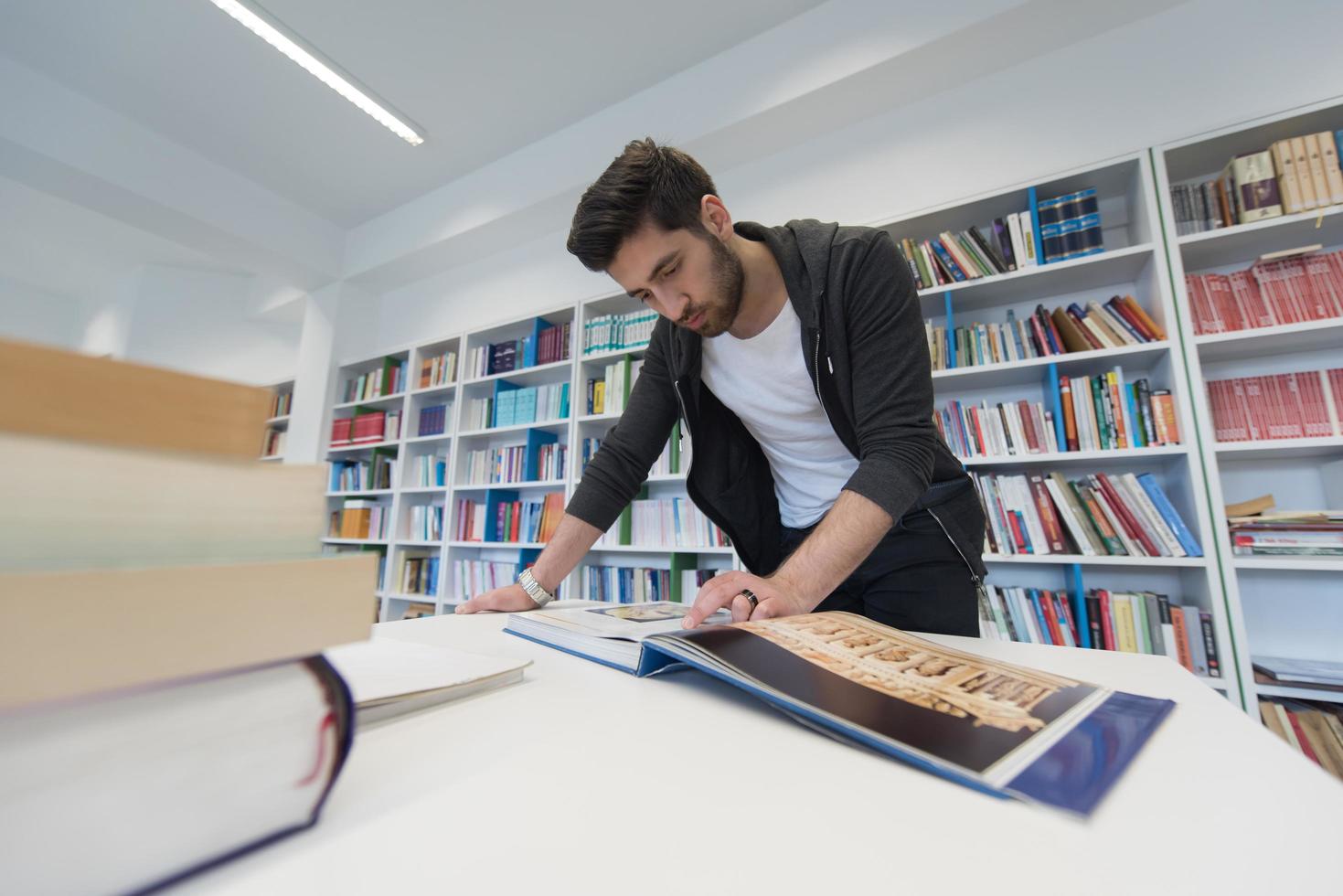 studerande studie i skola bibliotek foto