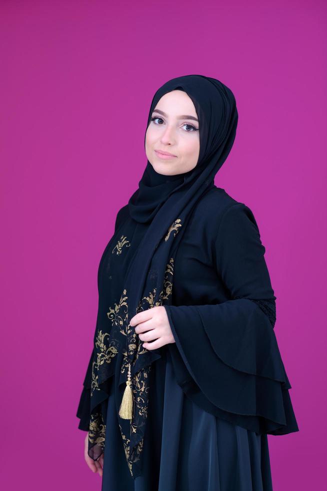 muslum kvinna med hijab i modern klänning foto