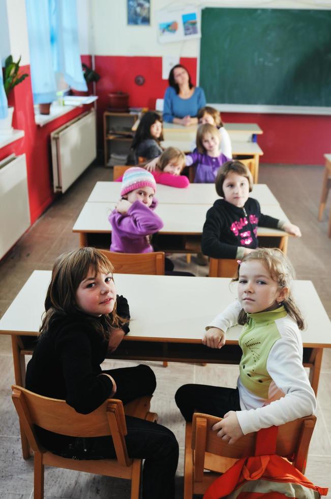Lycklig lärare i skola klassrum foto