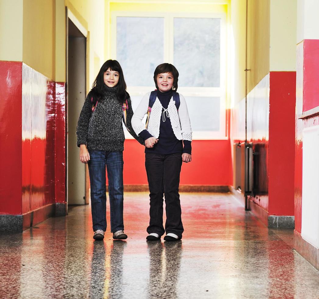 Lycklig barn grupp i skola foto