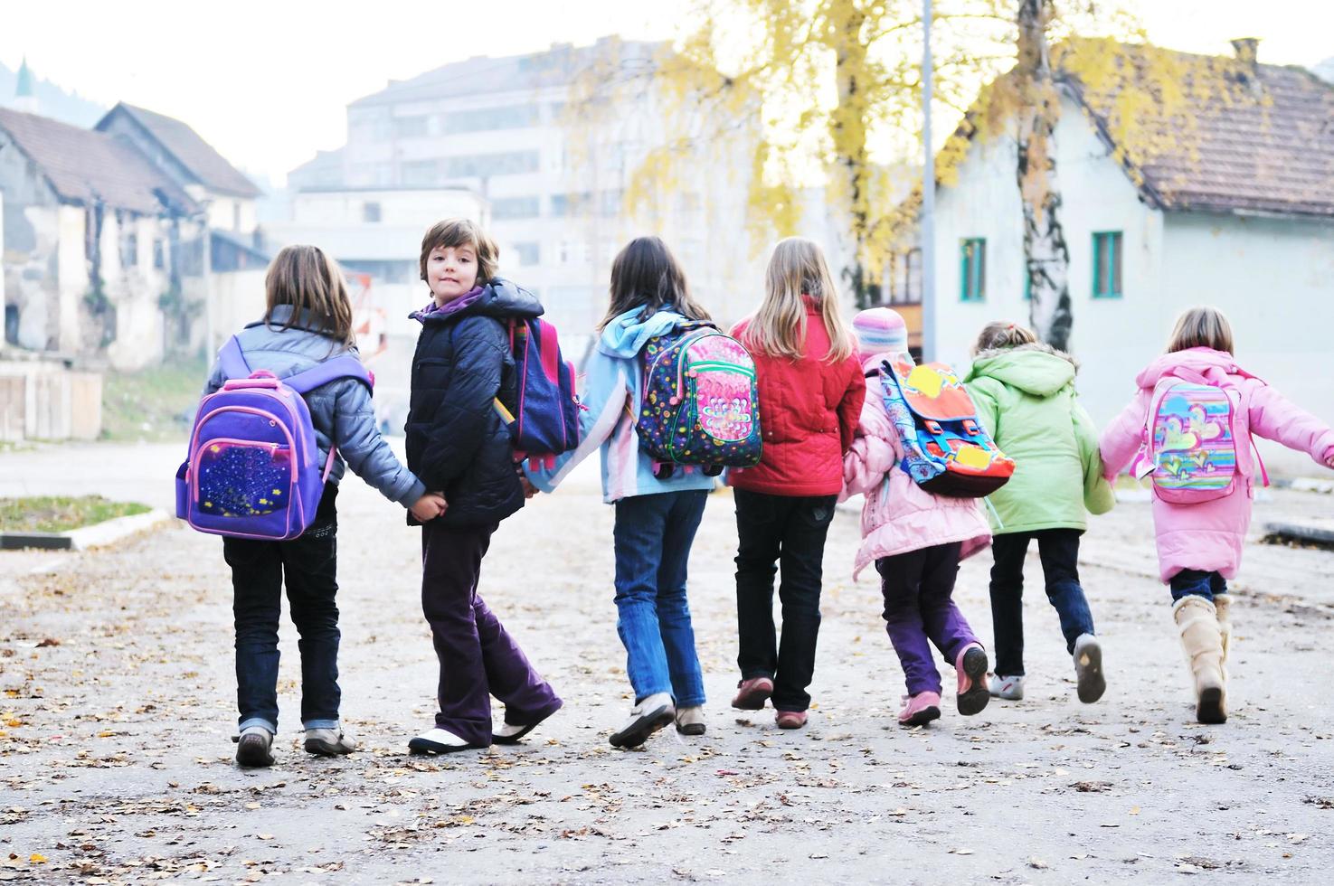 skola flickor löpning bort foto