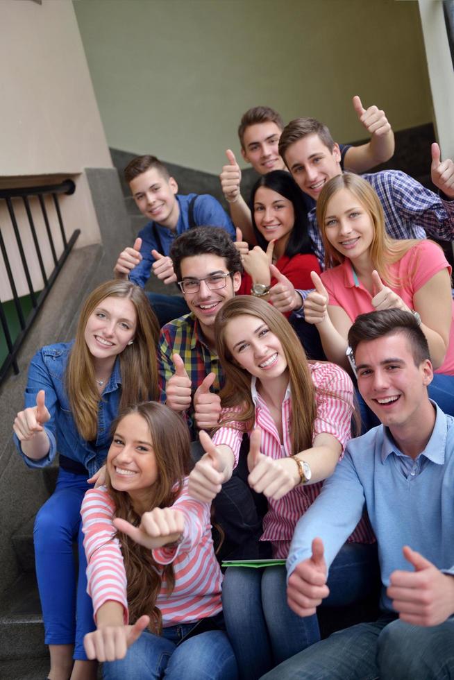 Lycklig tonåren grupp i skola foto